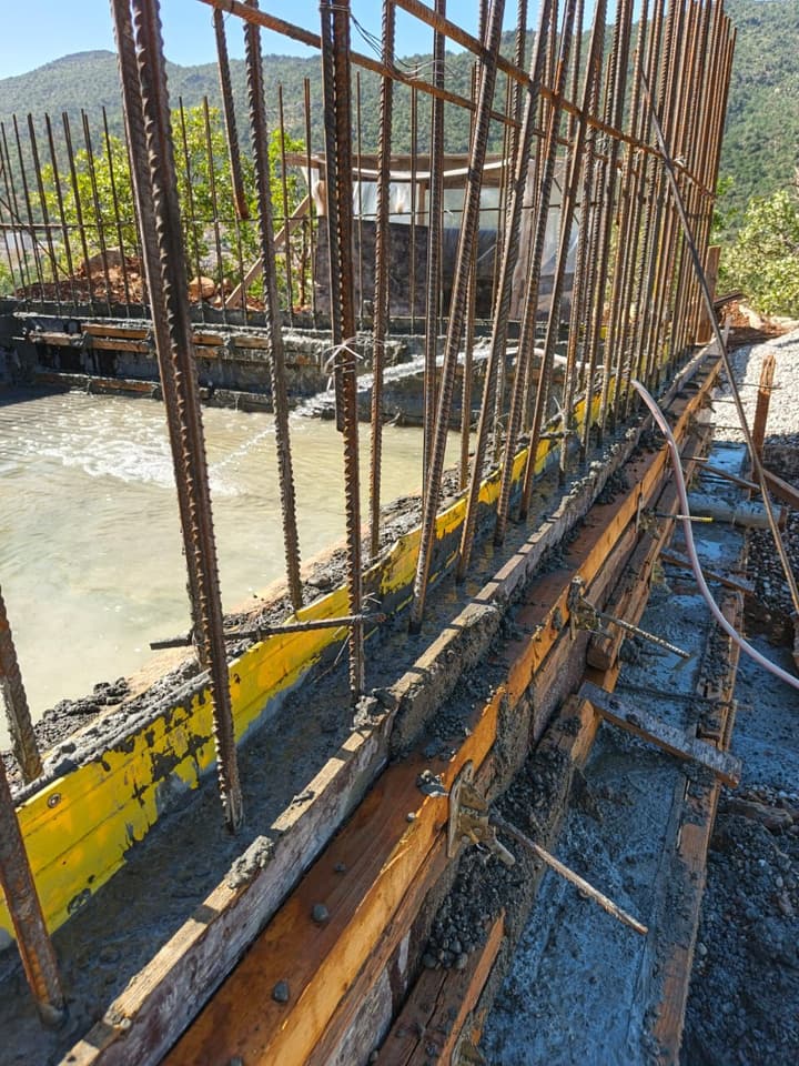 Rebar reinforcement for a concrete structure